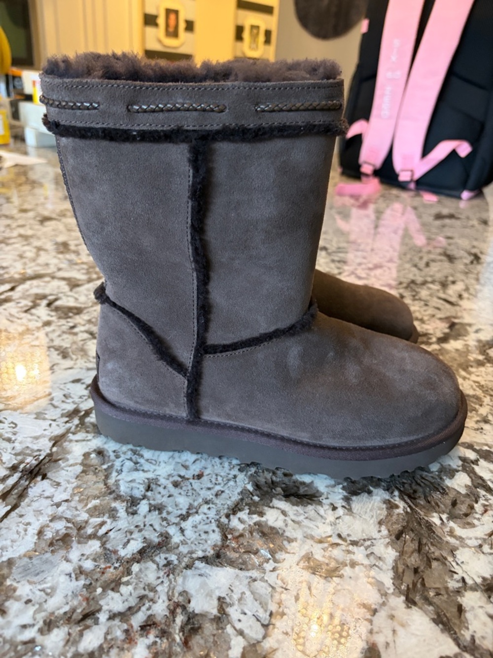 Classic Short Shearling Braid UGGS size 6